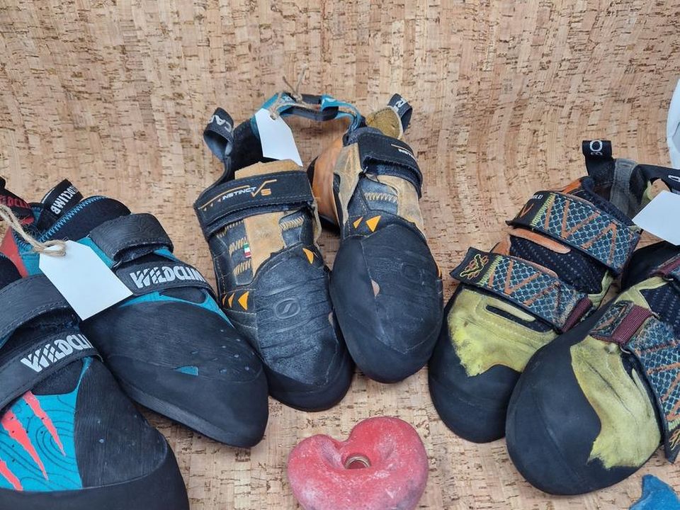 Diverse paia di scarpette da arrampicata in laboratorio