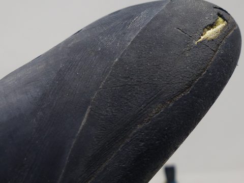 Punta con il fascione consumato e bucato