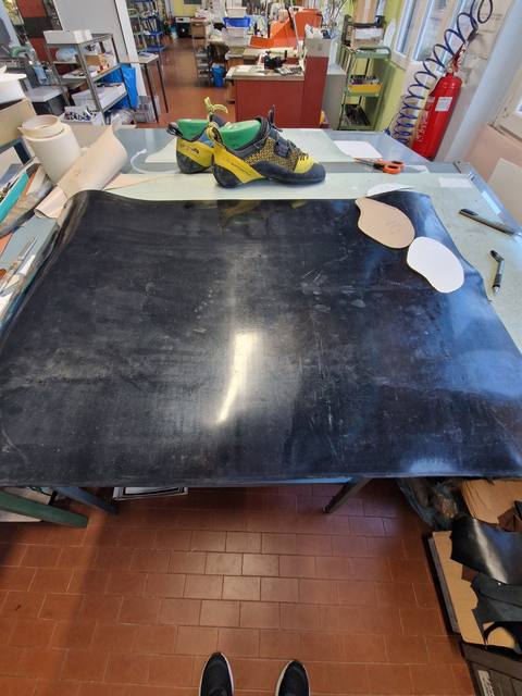 La lastra di gomma pronta per il taglio