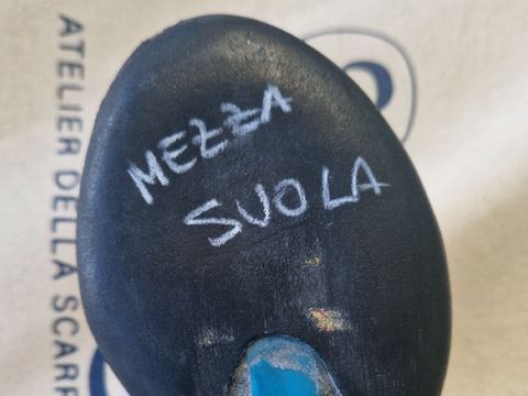 Mezza suola segnata sulla scarpetta